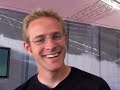 Red Bull Air Race Mechaniker Vito Bei Mike Mangold Im Hangar (German)