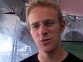 Red Bull Air Race Mechaniker Vito Bei Mike Mangold Im Hangar (German)