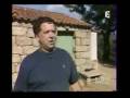 Une petite vidéo pour découvrir que vraiment, l'hospitalité, en Corse, est une coutume, non un crime comme on voudrait le faire croire parce que non conforme aux intérêts de l'Etat français. Cette hospitalité et solidarité corse envers les personnes, quelque soit le crime ou la cause politique ou religieuse pour lesquelles elles sont persécutées, ne date pas d'aujourd'hui. C'est une tradition qui s'est forgée à travers l'histoire multi-séculaire de la Corse. Depuis 9000 ans le peuple corse a été et a vu sont île envahie à mainte reprises par des puissances étrangères et il ont du subir leur tyrannie et injustice de leurs lois, notamment génoise durant 5 siècles puis française. C'est grâce à cette tradition de l'hospitalité que les corses accueillirent dans la république Corse indépendante de Pasquale Paoli (1755-1769) les juifs traqués dans l'Europe des Lumières. Pasquale Paoli donna aux juifs la citoyenneté corse et les mêmes droits que les autres citoyens corses et leur permis de développer le commerce dans l'île. Durant la Seconde guerre mondiale, c'est encore cette hospitalité et solidarité corse qui fit qu'aucun juif ne fut livré aux autorités françaises de Vichy, pourvoyeuse des camps de la mort.