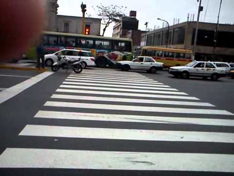 A veces los policías se olvidan de dar paso a los peatones