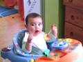 videos de Pia Mi Primera hija de 4 Retoños con su chupete en su andador.MP4