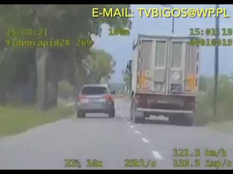 Policyjny pościg zakończony dachowaniem Audi. Nagranie z akcji