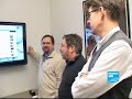 REPORTAGES - Cest peut-être le futur pire ennemi des journalistes : le robot-journaliste. La semaine dernière, deux scientifiques américains ont dévoilé leur programme dintelligence artificielle capable de collecter des données, de les interpréter et den tirer des articles. Des machines pour écrire et annoncer les informations, est-ce l'avenir du journalisme?