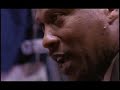 tristi, ma comunque piacevoli ricordi, generer� sicuramente, nei tifosi dei nets, la visione di questo video da me composto. e' un grazie a jason kidd, del quale riporto le statistiche nelle 4 gare di finale (i lakers vinsero 4-0):

gara1: 5/6/2002 

lakers 99 new jersey 94 

kidd: 23 punti, 10 assist, 10 rimbalzi, 3 recuperate (tripla doppia)

gara2:7/6/2002 

lakers 106 new jersey 83

kidd: 17 punti, 9 rimbalzi, 7 assist, 2 recuperate, 1 stoppata.

gara 3: 9/6/2002

new jersey 103 lakers 106

kidd: 30 punti, 10 assist, 5 rimbalzi, 3 recuperate, 1 stoppata.

gara  4: 12/6/2002

new jersey 107 lakers 113

kidd: 13 punti, 12 assist, 5 rimbalzi, 1 recuperata, 1 stoppata.



rosa giocatori new jersey nets 2001/2002:

brandon armstrong
jason collins
derrick dial
jamie feick
steve goodrich
lucious harris
richard jefferson
anthony johnson
jason kidd (c)
kerry kittles
todd macculloch
donny marshall
kenyon martin
brian scalabrine
reggie slater
keith van horn
aaron williams

coach: byron scott

nota: la maglietta grigia da trasferta fu indossata per l'ultima volta in quella stagione.