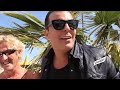philippe vandel arrive dans les locaux de l'�mission cannes i come, d'une mani�re 