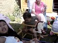 Jasmien op hobbelpaardje in de tuin