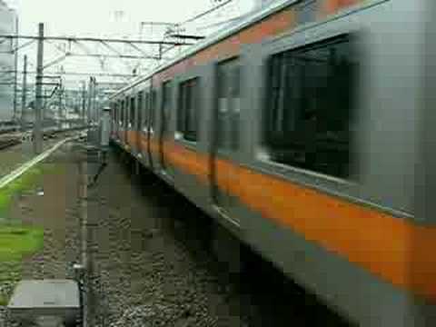 立川駅に到着する、E233系