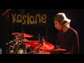 venus d'horizons diff�rents tels que le rock, le blues, le trad. ou la sc�ne alternative, ces quatre musiciens
de la r�gion st�phanoise pr�sentent un rock folk en fran�ais, frais et chaleureux.
leur musique incandescente, �nergique et farouche allie de subtiles m�lodies, la puissance
des guitares et une voix s�duisante, le tout emport� par une fi�vre rythmique basse/batterie solide et percutante. 
depuis 2002 kaslane a dynamit� plus de 250 sc�nes en france, europe et jusqu'en afrique avec une tourn�e en alg�rie et sorti 2 albums.                         
leur troisi�me album, enregistr� au sweatshop studio � st etienne, est sortie en f�vrier 2008 sur le label yesmusic.
il r�v�le un groupe mature et incontournable de la sc�ne hexagonale rock/folk.