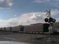 Wie im Film, zwei sehr lange Güterzüge irgendwo in den USA