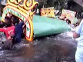 Para los que piden pequeñeces, aqui esta en Español.Documental acerca de un grupo de jovenes que fueron a la aventura en las cristalinas aguas de Xochimilco, cuando un evento por demas fortuito hizo que algo inesperado aconteciera.