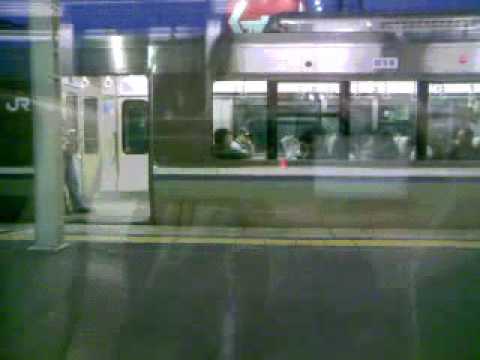 夜の近江八幡駅 223系新快速発車 EF65牽引貨物列車通過