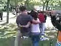 se dejo el cuello en el cesped...jajaja