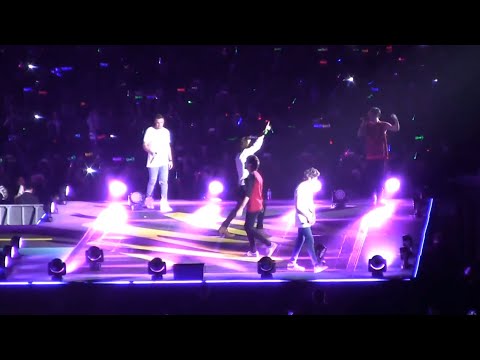 Zayn Malik & Louis Tomlinson Forget Lyrics On Stage! (STOCKHOLM SYNDROME)