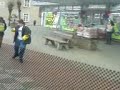 Dicker Junge tanzt geisteskrank am Mettmann Zentrum