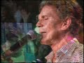 Cyro Aguiar canta ao vivo CRITICA, sucesso musical de sua autoria. Do DVD Eramos Todos Jovens.