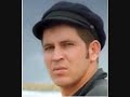 baaziz, de son vrai nom abdelazziz bakhti, chanteur n� en 1963 � cherchell, � 90 kilom�tres � l'ouest d'alger, sur la rive m�diterran�enne.

passionn� de musique, il s'initie au ma�kous, genre musical satirique qui d�tourne les chansons traditionnelles en faisant passer un message. il se fait d'abord conna�tre par la sc�ne, � partir de 1989, avec sa reprise ya hasrah kikount esseghir. en 2004 sort un album intitul� caf� de l'ind�pendance qui l'a fait conna�tre sur la sc�ne internationale, chant� en deux langues : fran�ais et arabe alg�rien.

ce jeune chanteur est controvers� pour ses chansons engag�es (c'est un � m'roufez �) qui n'h�site pas � tirer � boulets rouges sur le pouvoir alg�rien et sur les islamistes. il est souvent qualifi� de rebelle et n'h�site pas � fustiger les pr�sidents en place. l'interpr�tation dans une �mission t�l�vis�e en direct d'une chanson contre les g�n�raux alg�riens lui vaudra une interdiction d'antenne publique et l'interruption de sa tourn�e. l'annulation de plusieurs concerts l'obligera � partir vivre en france. il est l'initiateur de alg�rie mon amour, chanson interpr�t�e en groupe par la plupart des chanteurs alg�riens vivant en france et en alg�rie. cette chanson, en rappelant l'attachement de ces chanteurs � l'alg�rie, �corche le pouvoir en place.

ses chansons abordent aussi bien les th�mes de la difficult� d'int�gration des immigr�s d'origine maghr�bine que la difficult� � exister en tant qu'artiste ind�pendant. il a aussi �t� remarqu� pour son magnifique hommage rendu � matoub loun�s, grand chanteur de la chanson berb�re.

musicalement, il s'oriente principalement dans le genre country. il est connu aussi pour avoir repris en arabe alg�rien des chansons du chanteur fran�ais renaud (baaziz est d'ailleurs un grand fan de renaud et de plusieurs grands noms de la chanson fran�aise, notamment brassens). cette chanson a eu beaucoup de succ�s, autant pour sa musique - hexagone de renaud - que pour les paroles d�chirantes, voire subversives annaya el youm je m'en fous (� moi aujourd'hui je m'en fous �). il y parle de la situation quasiment militaire en alg�rie (� dans tous les coins il y'a un barrage militaire �), de la jeunesse et du malaise quotidien qu'ils vivent, de la situation de la femme alg�rienne r�duite � une �ternelle mineure (� la femme est consid�r�e comme une vache, elle ne sait ni lire ni �crire �)...

son go�t pour les reprises lui vaudra de nombreuses critiques, notamment pour sa reprise de chaabi : sabhan allah ya lattif, pourtant tous les grands artistes ont repris parfois des chansons c�l�bres telle la chanson ya rayeh de dahmane el harrachi reprise par rachid taha ou la chanson zwit rwit de idir reprise par cheb khaled. cependant dans le cas de baaziz, la reprise �tait tellement brillante qu'elle a suscit� la jalousie de certains milieux qui essaient de d�tourner l'attention sur le g�nie de la reprise en se concentrant sur le bien fond� de reprendre une chanson tradtionnelle oubli�e dans les archives.