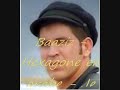 baaziz, de son vrai nom abdelazziz bakhti, chanteur n� en 1963 � cherchell, � 90 kilom�tres � l'ouest d'alger, sur la rive m�diterran�enne.

passionn� de musique, il s'initie au ma�kous, genre musical satirique qui d�tourne les chansons traditionnelles en faisant passer un message. il se fait d'abord conna�tre par la sc�ne, � partir de 1989, avec sa reprise ya hasrah kikount esseghir. en 2004 sort un album intitul� caf� de l'ind�pendance qui l'a fait conna�tre sur la sc�ne internationale, chant� en deux langues : fran�ais et arabe alg�rien.

ce jeune chanteur est controvers� pour ses chansons engag�es (c'est un � m'roufez �) qui n'h�site pas � tirer � boulets rouges sur le pouvoir alg�rien et sur les islamistes. il est souvent qualifi� de rebelle et n'h�site pas � fustiger les pr�sidents en place. l'interpr�tation dans une �mission t�l�vis�e en direct d'une chanson contre les g�n�raux alg�riens lui vaudra une interdiction d'antenne publique et l'interruption de sa tourn�e. l'annulation de plusieurs concerts l'obligera � partir vivre en france. il est l'initiateur de alg�rie mon amour, chanson interpr�t�e en groupe par la plupart des chanteurs alg�riens vivant en france et en alg�rie. cette chanson, en rappelant l'attachement de ces chanteurs � l'alg�rie, �corche le pouvoir en place.

ses chansons abordent aussi bien les th�mes de la difficult� d'int�gration des immigr�s d'origine maghr�bine que la difficult� � exister en tant qu'artiste ind�pendant. il a aussi �t� remarqu� pour son magnifique hommage rendu � matoub loun�s, grand chanteur de la chanson berb�re.

musicalement, il s'oriente principalement dans le genre country. il est connu aussi pour avoir repris en arabe alg�rien des chansons du chanteur fran�ais renaud (baaziz est d'ailleurs un grand fan de renaud et de plusieurs grands noms de la chanson fran�aise, notamment brassens). cette chanson a eu beaucoup de succ�s, autant pour sa musique - hexagone de renaud - que pour les paroles d�chirantes, voire subversives annaya el youm je m'en fous (� moi aujourd'hui je m'en fous �). il y parle de la situation quasiment militaire en alg�rie (� dans tous les coins il y'a un barrage militaire �), de la jeunesse et du malaise quotidien qu'ils vivent, de la situation de la femme alg�rienne r�duite � une �ternelle mineure (� la femme est consid�r�e comme une vache, elle ne sait ni lire ni �crire �)...

son go�t pour les reprises lui vaudra de nombreuses critiques, notamment pour sa reprise de chaabi : sabhan allah ya lattif, pourtant tous les grands artistes ont repris parfois des chansons c�l�bres telle la chanson ya rayeh de dahmane el harrachi reprise par rachid taha ou la chanson zwit rwit de idir reprise par cheb khaled. cependant dans le cas de baaziz, la reprise �tait tellement brillante qu'elle a suscit� la jalousie de certains milieux qui essaient de d�tourner l'attention sur le g�nie de la reprise en se concentrant sur le bien fond� de reprendre une chanson tradtionnelle oubli�e dans les archives.
