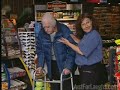Un anciano robando una tienda - Cámara Escondida
