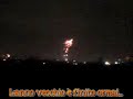 colgo l'occasione di augurare a tutti gli utenti di youtube(3/4 della popolazione mondiale?? faccio le cose in grande!!!) un felice anno 2009, nella speranza che sia migliore di quello trascorso. 
e lo faccio mostrandovi allo scoccare della mezzanotte cosa � successo nell'hinterland napoletano favorito da una postazione previlegiata su tutti i paesi limitrofi.
lo spettacolo dal vivo � veramente straordinario, mi dispiace che la qualit� del video invece sia scadente e non faccia lo stesso effetto!!
comunque un p� rende l'idea!!! 
ancora auguri!!!!! 
per chi mi conosce bene e chi non mi conosce affatto...
per chi mi vuol bene e chi non riesce a farlo...
per chi ha il mio bene, e chi non avendolo lo avr�...
per chi stimo e chi mi stima...
per te che leggi, in questo giorno di un anno antico, ormai vissuto e spento
va l'augurio pi� sentito di un anno nuovo e acceso di nuove emozioni...
e jastcam il saggio aggiunge...
...facit chell ca vulit, 
divertitevi, 
sparate botti, 
bevete, 
giocate, 
fumate,
...ma non fate cazzate!!!
accuminciamm buon l'ann!!!
