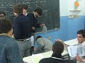 elliott repartiendo caramelos