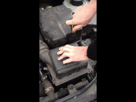 How to change an air filter on a Peugeot 206