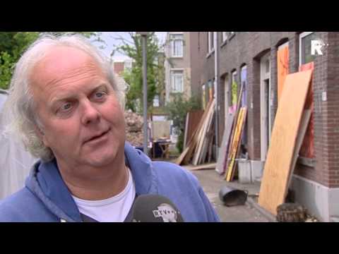 redden - De Drievriendendwarsstraat in Rotterdam is van de sloop gered door drie vrienden. Ze hebben de panden onlangs gekocht en zijn al begonnen met de renovatiewer...