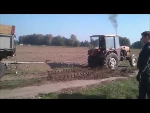 ursus c 330 - Wszystko poszło by o wiele łatwiej gdyby nie to,że zblokował się sworzeń, nie szło odczepić drugiej przyczepy.