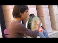 La Mariona del Carmen ens ensenya a tocar la pandereta a la castellana.