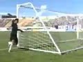 Gandula bate em goleiro