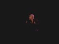 mariza
maria lisboa

tom brasil, s�o paulo, brasil
29 de junho de 2007

maria lisboa
composi��o: david mour�o-ferreira e alain oulman

� varina, usa chinela,
tem movimentos de gata

na canastra, a caravela,
no cora��o, a fragata
na canastra, a caravela,
no cora��o, a fragata

em vez de corvos no xaile
gaivotas v�m pousar

quando o vento a leva ao baile,
baila no baile com o mar
quando o vento a leva ao baile
baila no baile com o mar

� de conchas o vestido
tem algas na cabeleira

e nas veias o latido
do motor duma traineira
e nas veias o latido
do motor duma traineira

vende sonho e maresia,
tempestades apregoa,
seu nome pr�prio - maria,
seu apelido - lisboa
seu nome pr�prio - maria
seu apelido - lisboa