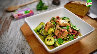 Derreta metade da Vaqueiro num tacho, junte o bacon e o entrecosto e deixe alourar sobre lume médio a forte.