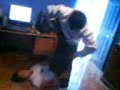 2 tontos peleando