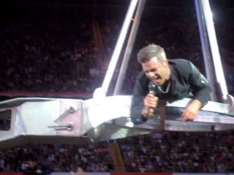 VIDEOS: las locuras de Robbie Williams en el escenario