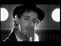EMMANUEL HORVILLEUR Presenta su nuevo video 19 Con la participación de Gustavo Cerati 19, el nuevo corte del álbum Mordisco ya tiene videoclip. El mismo fue rodado en el viejo y mítico estudio TNT del centro porteño de los años 60. El lugar, quedado en el tiempo, se mezcló con una luz tenue e intimista que hace sentir la música de una forma más personal. El claro oscuro del blanco y negro y los planos largos, muestran una cadencia visual nueva y más introspectiva. Logrando que esta balada ...