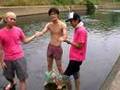 危険!!ペットボトルを脚に付けて川を歩く男!! 劇団スカッシュ#069
