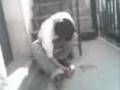 Un serio tratando de hacer fuego..! xD