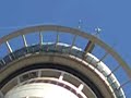 Saltando desde el SkyTower Saltando desde el SkyTower