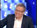 spectacle interview christophe aleveque chez notre amilaurent ruquier. chronique r�guli�re sur on est pas couch�s. je travaille sur sc�ne avec lui et les exp�riences sont uniques avec ce com�dien ami et hors pair. �je ne peux pas faire autrement que de me mettre en col�re, avec humour bien s�r !� christophe al�veque a le sens des textes acides et piquants. grincheux, roublard, sarcastique, il se moque et crie sa hargne, sans vergogne et sans souci du quen dira-t-on. bio: il grandit � montceau-les-mines, o� il a fait ses �tudes jusqu'en terminale. il entreprend des �tudes de commerce � l'istec (paris) et parall�lement commence � se produire sur les sc�nes des caf�s-th��tres parisiens. parall�lement il conna�t un grand succ�s avec son spectacle al�v�que . en 2002, au bobino de paris, o� il joue avec cynisme et ironie sur les attentats du 11 septembre 2001 et leurs r�percussions en afghanistan. il �pingle �galement la vie de famille occidentale, la consommation, l'in�galit� sociale et se fend d'une parodie d�lirante de zorro. le spectacle se termine sur une chanson, la vieille, qu'il interpr�te avec son technicien du son franck mermillod � la guitare. il fait partie de � la bande � de laurent ruquier sur europe 1 dans on va s'g�ner et sur france 2 dans on a tout essay�. en 2006, son spectacle debout ! m�lange avec une grande libert� de ton sketches, chansons (une reprise de sans la nommer de moustaki, une de patrick font) et morceaux jou�s sur sc�ne avec son groupe compos� d  ... 