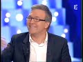 spectacle interview christophe aleveque chez notre amilaurent ruquier. chronique r�guli�re sur on est pas couch�s. je travaille sur sc�ne avec lui et les exp�riences sont uniques avec ce com�dien ami et hors pair. �je ne peux pas faire autrement que de me mettre en col�re, avec humour bien s�r !� christophe al�veque a le sens des textes acides et piquants. grincheux, roublard, sarcastique, il se moque et crie sa hargne, sans vergogne et sans souci du quen dira-t-on. bio: il grandit � montceau-les-mines, o� il a fait ses �tudes jusqu'en terminale. il entreprend des �tudes de commerce � l'istec (paris) et parall�lement commence � se produire sur les sc�nes des caf�s-th��tres parisiens. parall�lement il conna�t un grand succ�s avec son spectacle al�v�que . en 2002, au bobino de paris, o� il joue avec cynisme et ironie sur les attentats du 11 septembre 2001 et leurs r�percussions en afghanistan. il �pingle �galement la vie de famille occidentale, la consommation, l'in�galit� sociale et se fend d'une parodie d�lirante de zorro. le spectacle se termine sur une chanson, la vieille, qu'il interpr�te avec son technicien du son franck mermillod � la guitare. il fait partie de � la bande � de laurent ruquier sur europe 1 dans on va s'g�ner et sur france 2 dans on a tout essay�. en 2006, son spectacle debout ! m�lange avec une grande libert� de ton sketches, chansons (une reprise de sans la nommer de moustaki, une de patrick font) et morceaux jou�s sur sc�ne avec son groupe compos� d  ... 