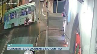 Um ônibus e uma moto se envolveram em um acidente no cruzamento da Rua Quintino Bocaiuva com a Visco