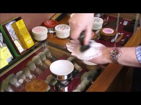 Rasierseife aufschäumen