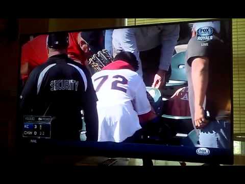 Royals LF Alex Gordon Jumps Into Stands For Awesome Catch