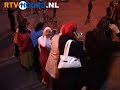 GRONINGEN - Een paar honderd Turkse voetbalfans hebben vrijdagavond feest gevierd op de Grote Markt in Groningen. De supporters gingen de straat op om de overwinning op Kroatië te vieren. Na een spannende strijd plaatste Turkije zich na penalties voor de halve finale van het EK voetbal. Ze moeten het nu woensdag opnemen tegen Duitsland. De Turkse fans trokken met auto's luid toeterend door de Stad en verzamelden zich op de Grote Markt. Voor zover bekend hebben er zich geen incidenten voor ...