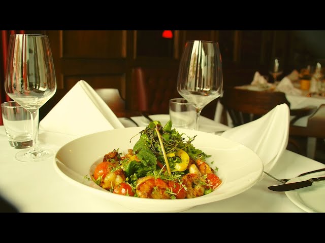Friseesalat mit asiatischer Vinaigrette, Cherrytomaten und gebratenen Garnelen