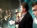 Ruud Hesp krijgt eerste exemplaar nieuw album Mooi Wark tijdens kinderconcert