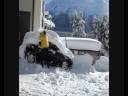 Desenterrando o carro da neve em St. Moritz