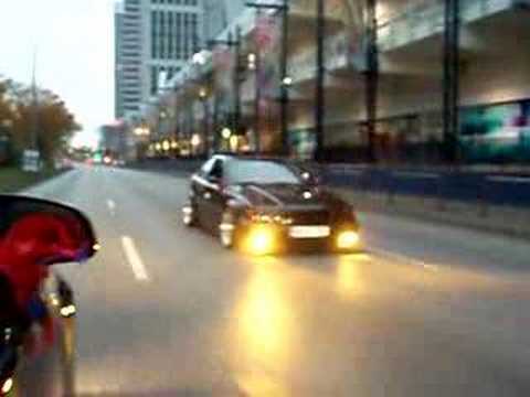 Verrückte Sache in Hamburg mit nem... - Auto-Kolonne wird von nem BMW angeführt. Um die hintersich gut zusehen fährt er lieber rückwärts ;)