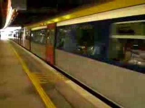 往羅湖列車 ( MLR ) 駛進港鐵沙田站 1 號月台