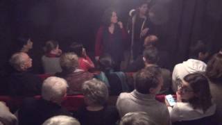 Petit à petit le Théâtre Falguière se remplit
