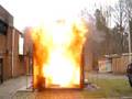 Demonstratie flam in de pan (met vet) word geblust met water
